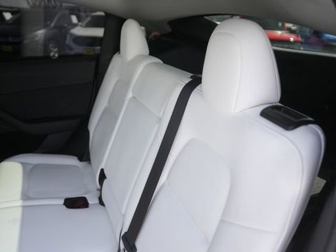 Used 2022 Tesla Model Y Long Range image 13