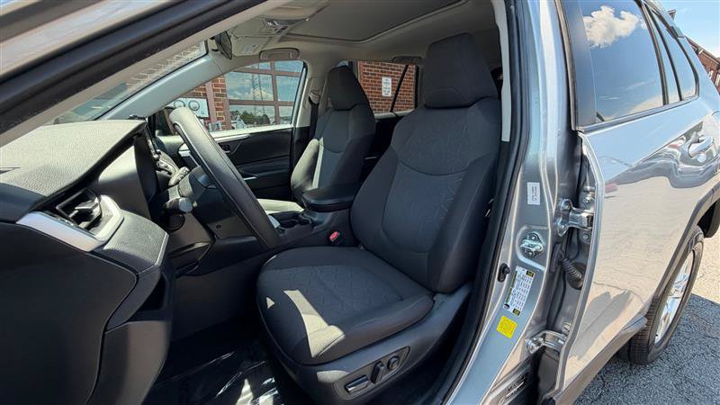 Used 2020 Toyota RAV4 XLE w/ Convenience Package FWD image 29
