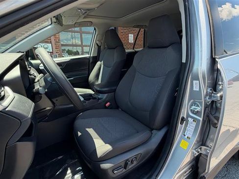 Used 2020 Toyota RAV4 XLE w/ Convenience Package FWD image 29