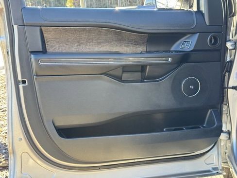 Used 2020 Ford Expedition Limited image 21