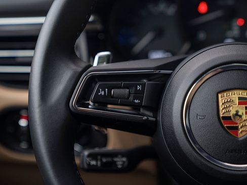 Certified 2025 Porsche Macan image 7