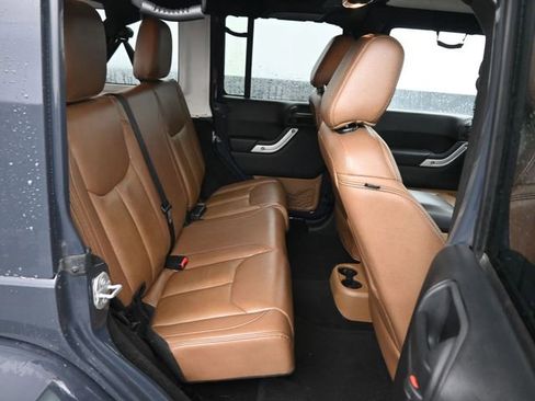 Used 2016 Jeep Wrangler Unlimited Sahara w/ Dual Top Group AWD/4WD image 7