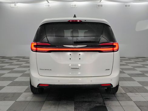 Used 2023 Chrysler Pacifica Touring-L AWD/4WD image 5