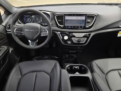 New 2026 Chrysler Pacifica Select image 6