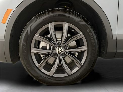 Used 2022 Volkswagen Tiguan SE image 18