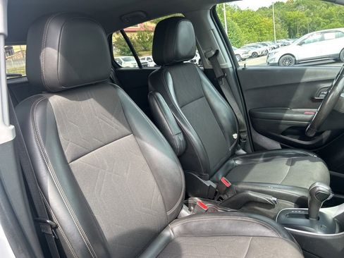 Used 2022 Chevrolet Trax LT w/ LT Convenience Package image 40