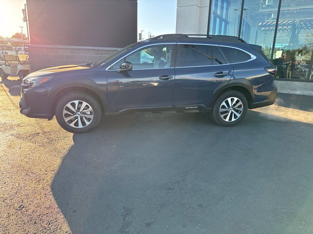 Used 2025 Subaru Outback Premium AWD/4WD image 3