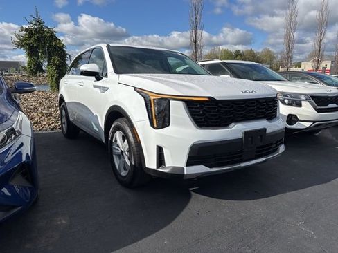 Used 2025 Kia Sorento LX image 3
