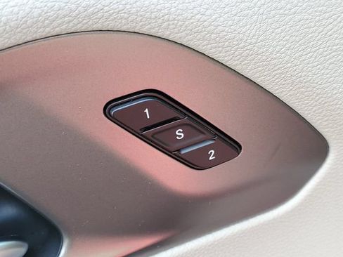 Used 2023 Chrysler Pacifica Touring-L FWD image 18