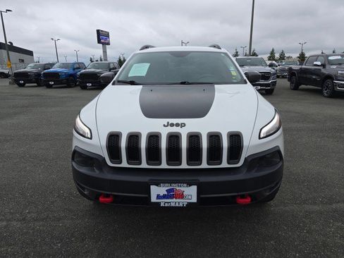 Used 2017 Jeep Cherokee Trailhawk image 9