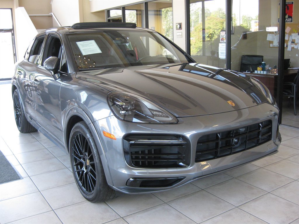 Used 2023 Porsche Cayenne GTS w/ Assistance Package AWD/4WD image 3