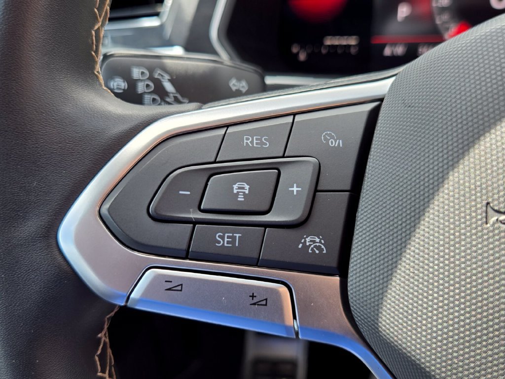 Certified 2023 Volkswagen Tiguan SE R-Line FWD image 27