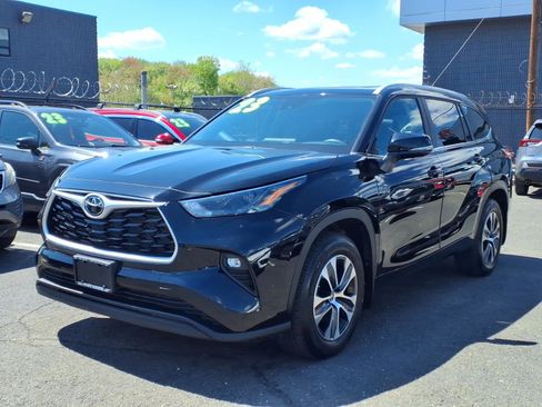 Used 2023 Toyota Highlander XLE AWD/4WD image 3