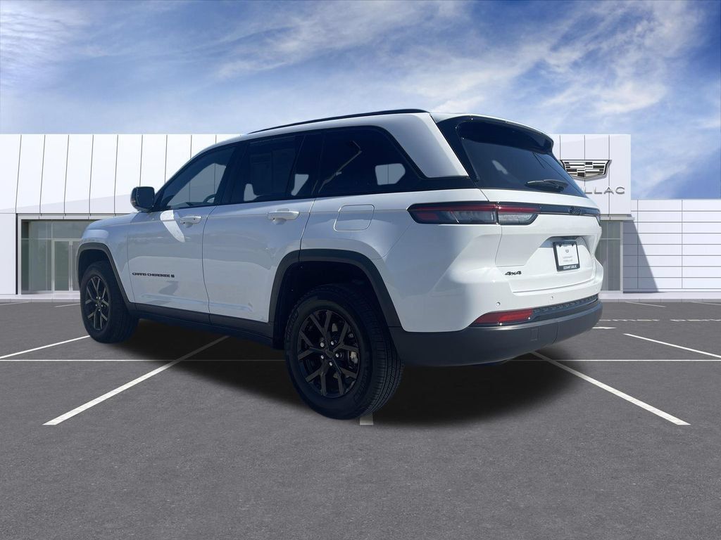 Used 2024 Jeep Grand Cherokee Altitude AWD/4WD image 6