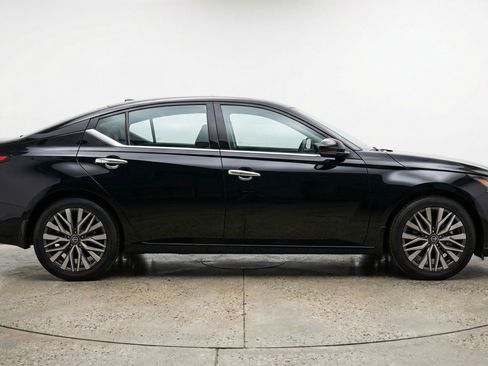 Used 2025 Nissan Altima 2.5 SV FWD image 11