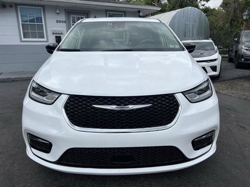 Used 2024 Chrysler Pacifica Limited FWD image 2