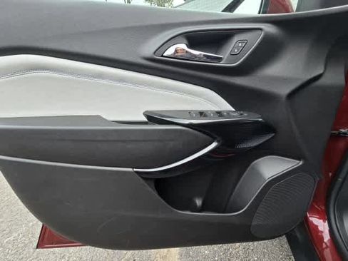Used 2024 Chevrolet Trax LT FWD image 16