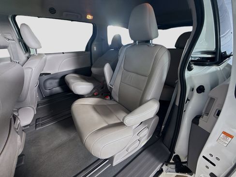 Used 2020 Toyota Sienna XLE FWD image 25