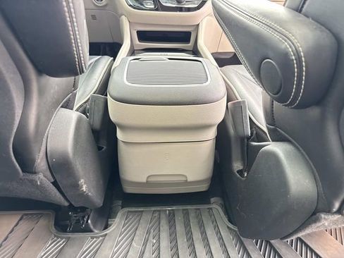 Used 2022 Chrysler Pacifica Limited AWD/4WD image 27