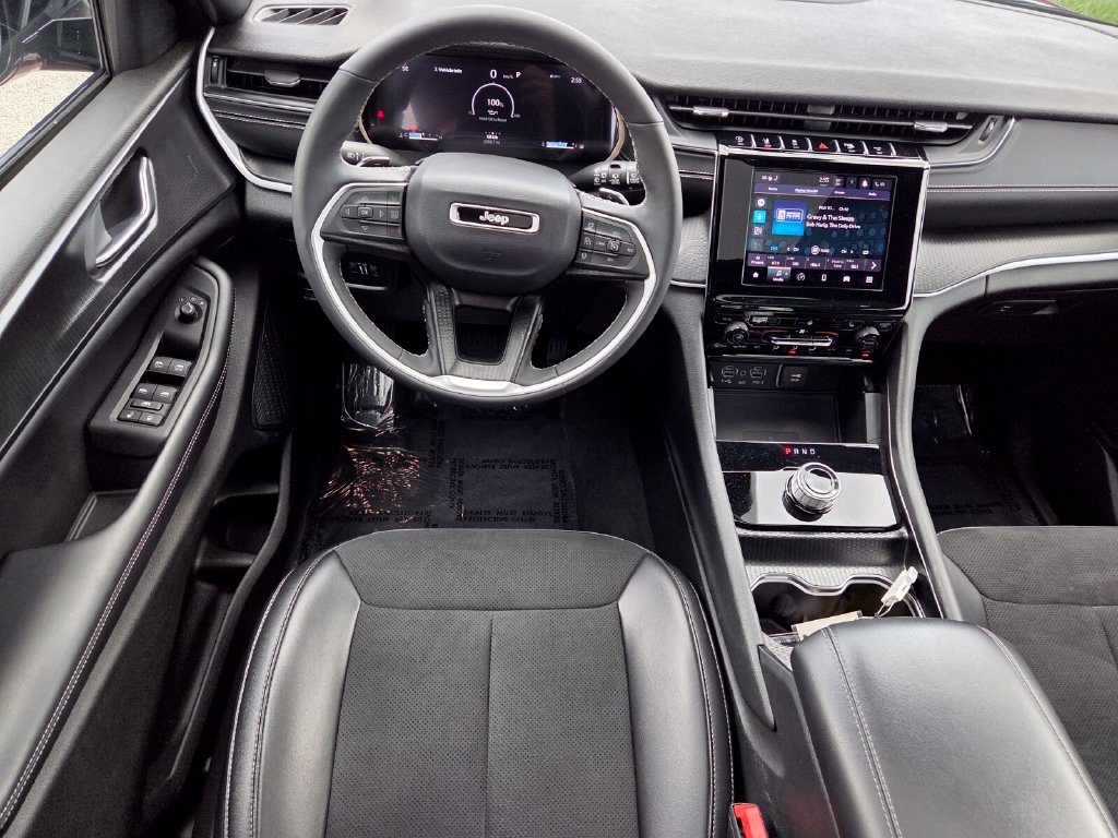 Used 2024 Jeep Grand Cherokee Altitude RWD image 8