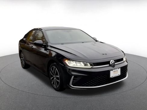 Used 2025 Volkswagen Jetta SE image 3