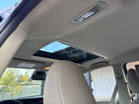 Used 2020 Toyota Sienna XLE image 18