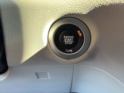 Used 2022 Chrysler Pacifica Touring-L image 9