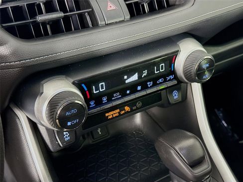 Used 2020 Toyota RAV4 XLE w/ Convenience Package FWD image 18
