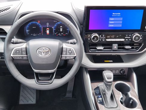 Used 2023 Toyota Highlander Limited FWD image 24