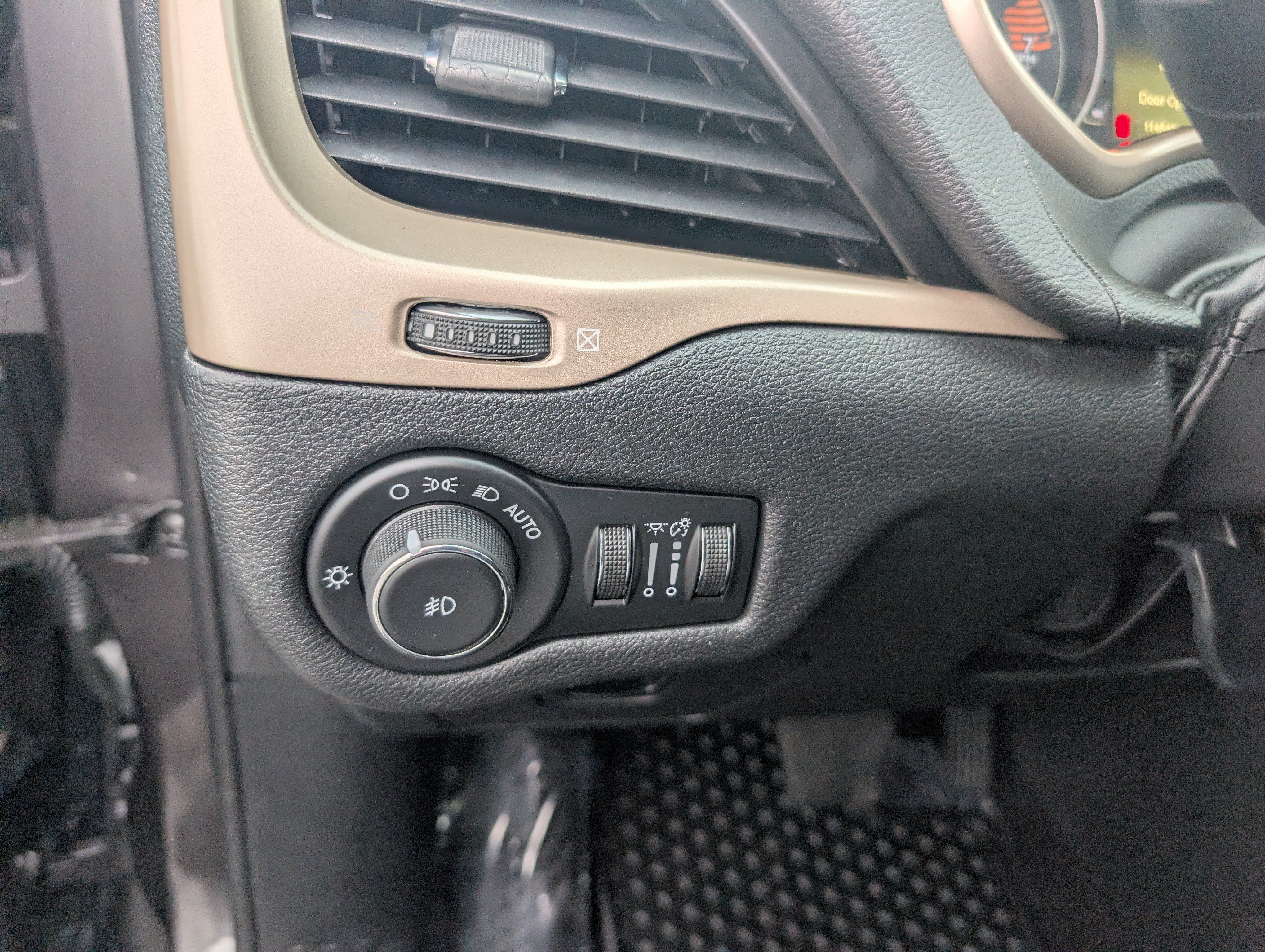 Used 2016 Jeep Cherokee 75th Anniversary FWD image 14
