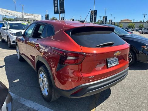 Used 2024 Chevrolet Trax LS w/ LS Convenience Package FWD image 4