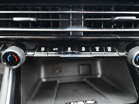 Certified 2025 Chevrolet Traverse LT image 20