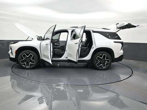Used 2025 Chevrolet Traverse High Country FWD image 35
