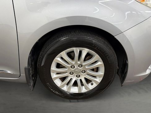 Used 2013 Toyota Sienna XLE w/ Entertainment Pkg image 18