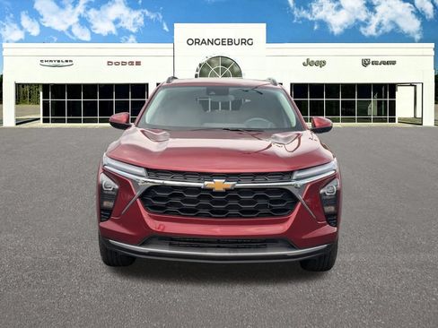 Used 2025 Chevrolet Trax LT FWD image 2