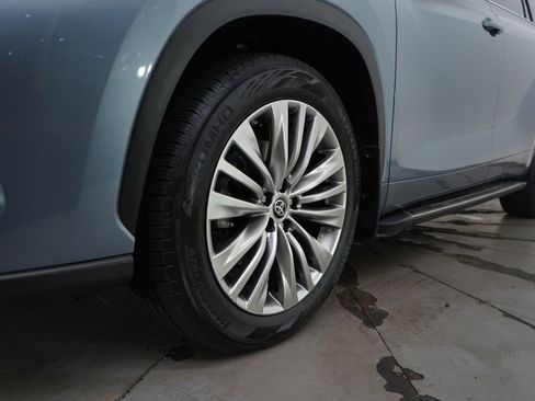 Used 2024 Toyota Highlander Platinum image 23