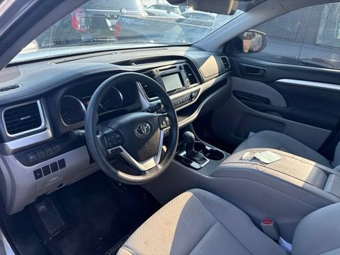 Used 2018 Toyota Highlander LE FWD image 5