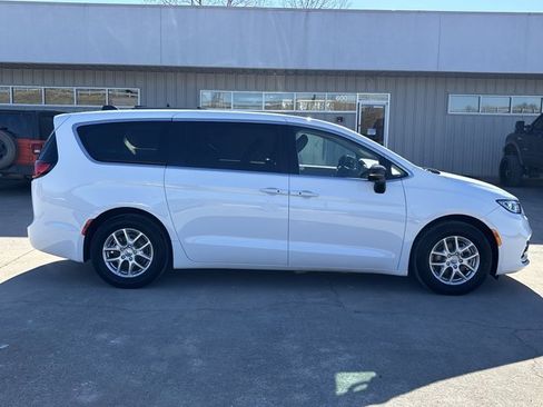 Used 2024 Chrysler Pacifica Touring-L image 2