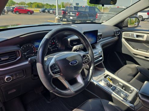 Used 2022 Ford Explorer XLT w/ Equipment Group 202A AWD/4WD image 10