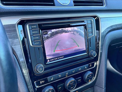 Used 2017 Volkswagen Passat 1.8T SEL Premium image 25