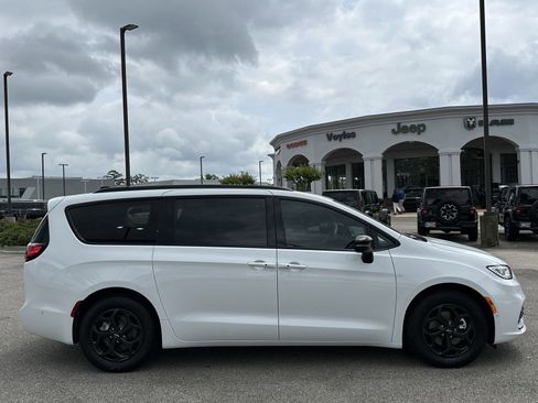 New 2024 Chrysler Pacifica Premium image 8