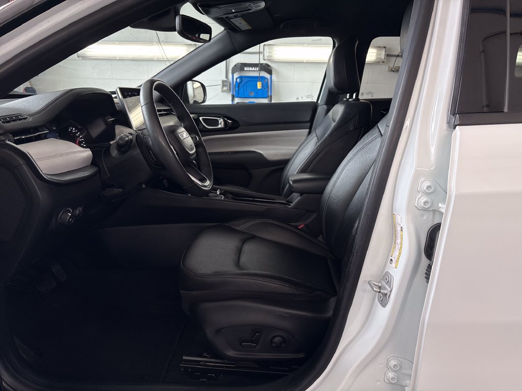 Used 2025 Jeep Compass Limited AWD/4WD image 11