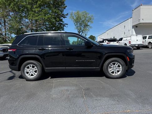 Used 2022 Jeep Grand Cherokee Laredo w/ Luxury Tech Group I RWD image 3