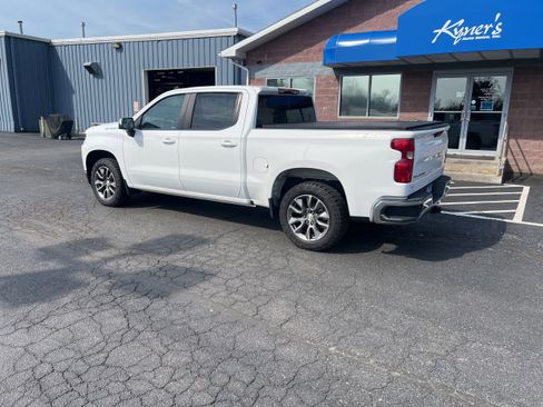 Used 2022 Chevrolet Silverado 1500 LT AWD/4WD image 4