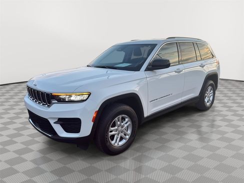 Used 2023 Jeep Grand Cherokee Laredo w/ Luxury Tech Group I AWD/4WD image 3