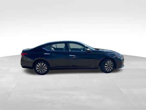 Used 2024 Nissan Altima 2.5 SV FWD image 11