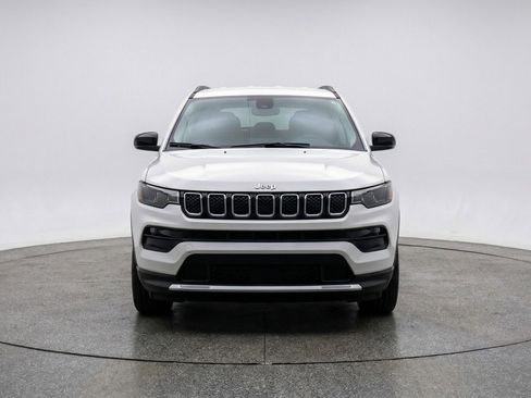 Used 2025 Jeep Compass Latitude AWD/4WD image 2