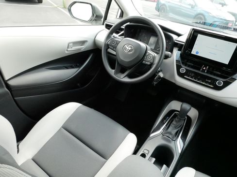 Certified 2025 Toyota Corolla LE FWD image 9