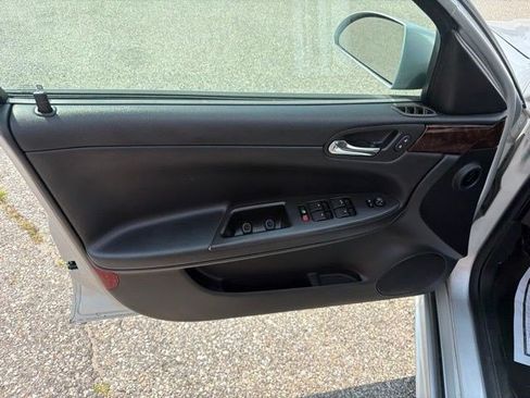 Used 2016 Chevrolet Impala LT FWD image 10