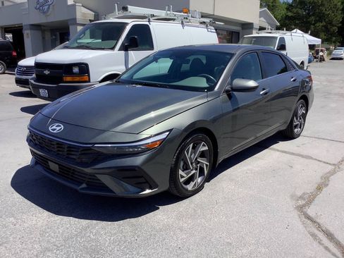 Used 2025 Hyundai Elantra SEL FWD image 2